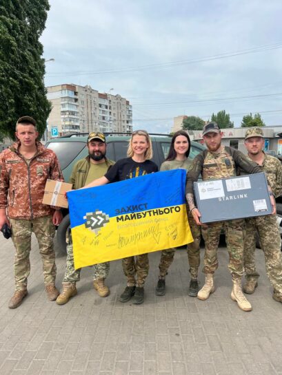 Волонтери та військові з прапором України