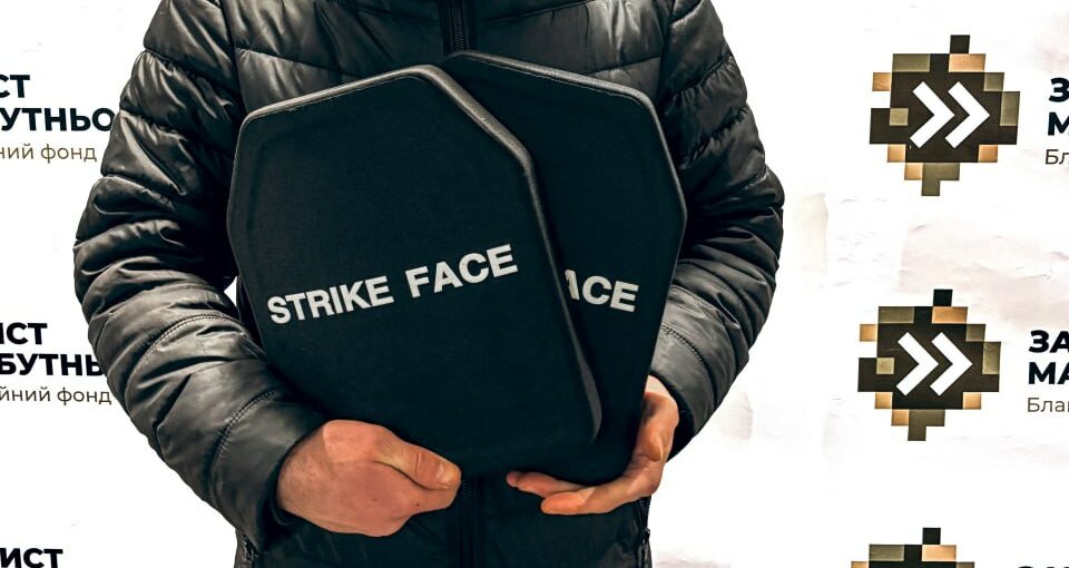 Передали бронеплити бійцю непублічного спецпідрозділу