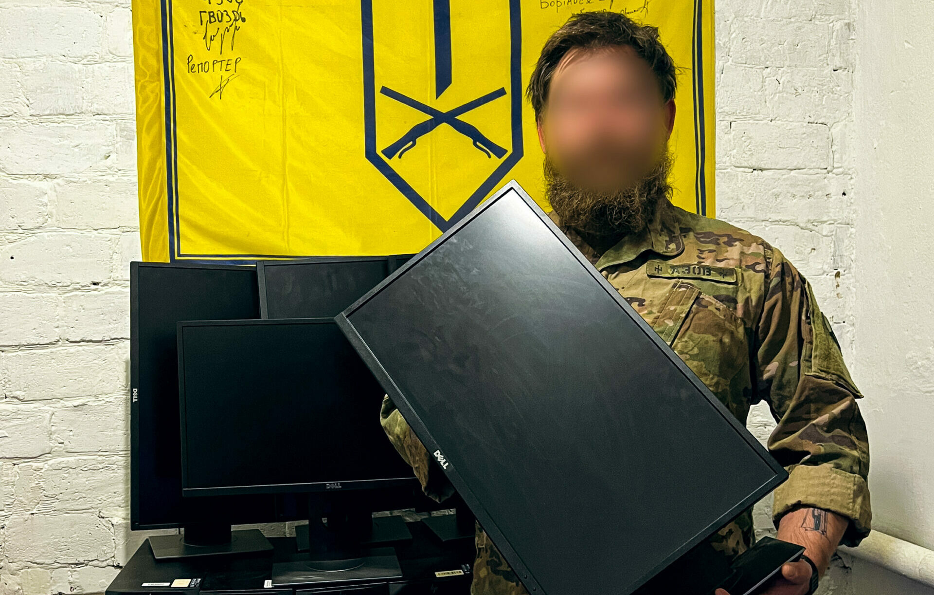 Комп’ютери з моніторами для бійців «АЗОВа»